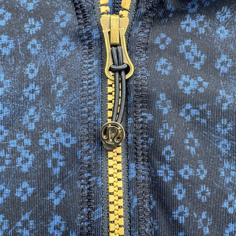 Lululemon Jacket Womens 10 Blue Geometric Full Zip Thumbholes Athletic Yoga